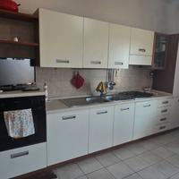 Cucina Completa e Tavolo Estensibile