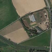 Azienda agricola su strada asfaltata