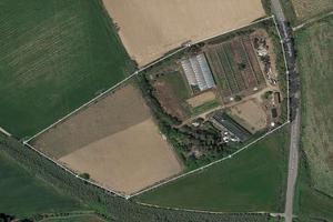 Azienda agricola su strada asfaltata