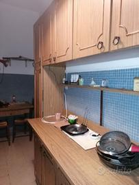 cucina completa e altre cose e tende.