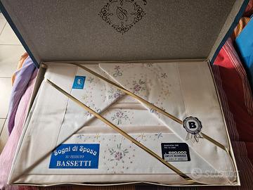 Corredo ricamato a mano inizio anni 80