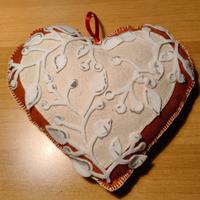 Cuore in tessuto con applicazioni in velluto.