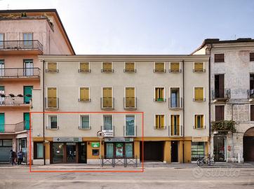 Ampio immobile commerciale/direzionale su due live