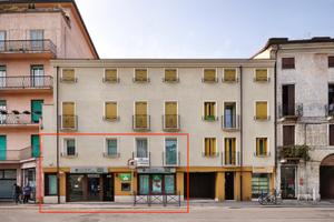 Ampio immobile commerciale/direzionale su due live