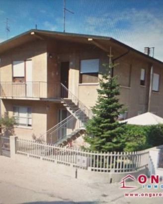 Villa di 120 m² con più di 5 locali e box auto a C