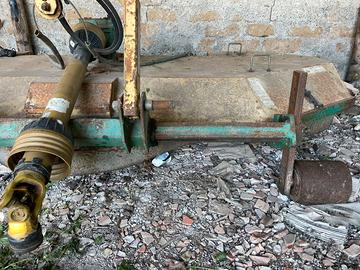 Piatto tosaerba per trattore agricolo