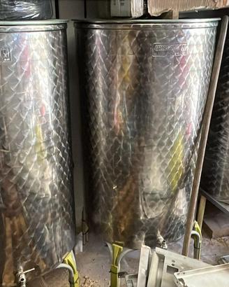 5 contenitori per olio e vino – 3 inox da 300 L + 