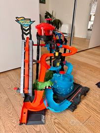 Pista HotwheelsMega Autolavaggio con coccodrillo