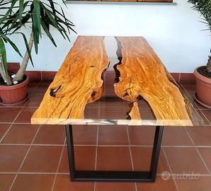 tavolo in legno e resina 