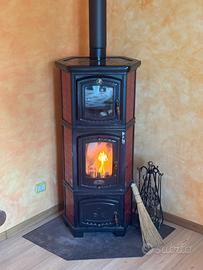 Stufa a legna in ghisa e maiolica con forno