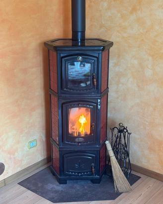 Stufa a legna in ghisa e maiolica con forno