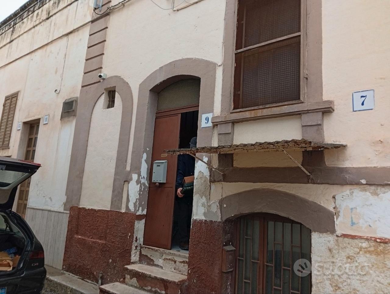 Casa indipendente con semint.e lastrico solare