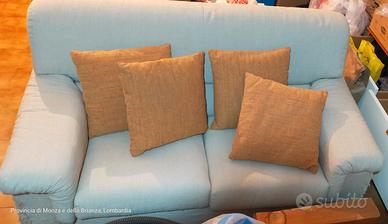 Divano due posti + 4 cuscini decorativi