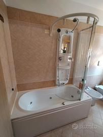 Vasca da bagno idromassaggio con box doccia