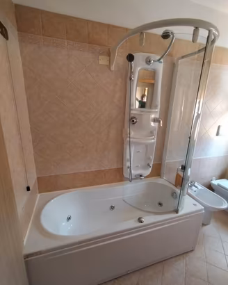 Vasca da bagno idromassaggio con box doccia
