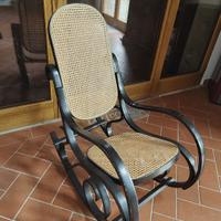 Poltrona a dondolo in legno