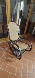Poltrona a dondolo in legno
