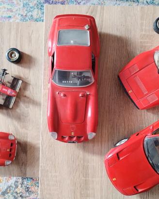 4  modelli Ferrari "Burago" + 1  Ferrari "Maisto"