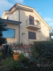 Villa con terreno e piscina