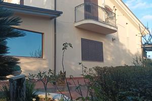 Villa con terreno e piscina