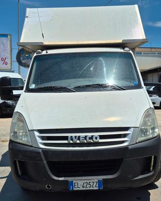 Iveco Daily con sponda caricatrice