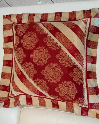 cuscini arredamento in broccato oro e bordeaux 