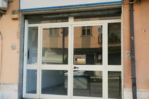 Locale commerciale via Nazionale Pizzo 90 mq
