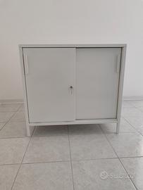 Mobile metallo con ante scorrevoli 