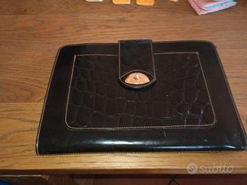 Borsa in pelle nera a mano