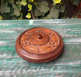 Antica scatola intagliata in legno