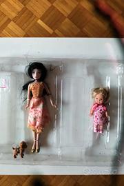 Set bambole mamma e bambina con cane