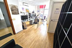 Locale Pronto, Arredato, Connesso con Parcheggi