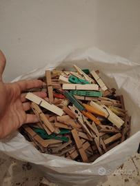 Centinaia di mollette attaccapanni