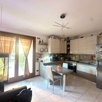 Mini autonomo con giardino e con 2 box doppi