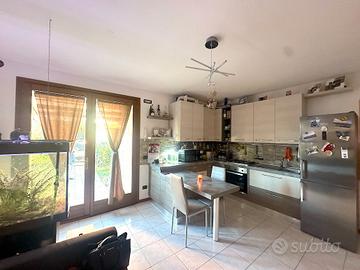 Mini autonomo con giardino e con 2 box doppi