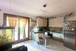 Mini autonomo con giardino e con 2 box doppi