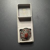 Spilla antica in argento 800 con corniola centrale