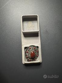 Spilla antica in argento 800 con corniola centrale