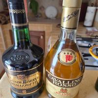 Bottiglie di brandy e wisky