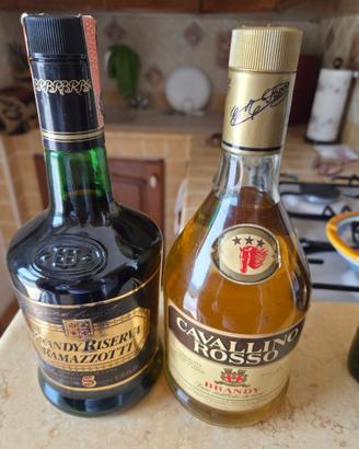 Bottiglie di brandy e wisky