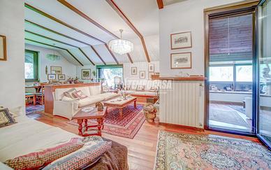 CASA INDIPENDENTE/SCUDERIA CON AMPIO TERRENO DI PR