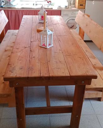 Tavolo con panche 