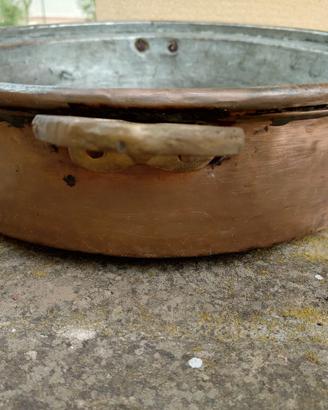 Antico tegame in rame con manici in ottone 
