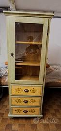 vetrinetta in legno con cassetti