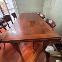 Tavolo e sedie stile liberty