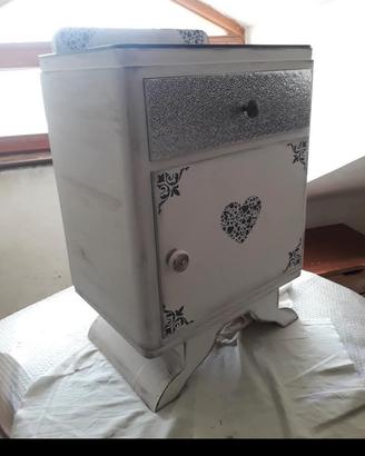 comodino in legno lavorato shabby bianco e grigio