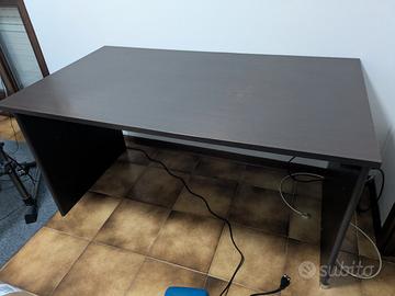 scrivania ufficio marrone