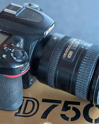 Nikon D7500 con obiettivo 18-200