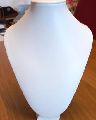 Espositore da tavolo per collane