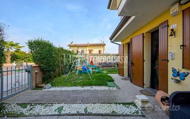 Villetta a schiera, giardino su due lati e Garage